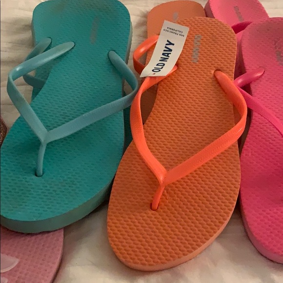 Flip Flops - Set of 5. They are a size 6/7-7/8 - Picture 3 of 5